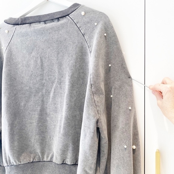 𝅺distressed sweatshirt with pearls from Italy - Picture 2 of 12